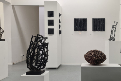 Ausstellungsansicht-Von-der-Natur-zur-Struktur_Schaufenster-von-aussen